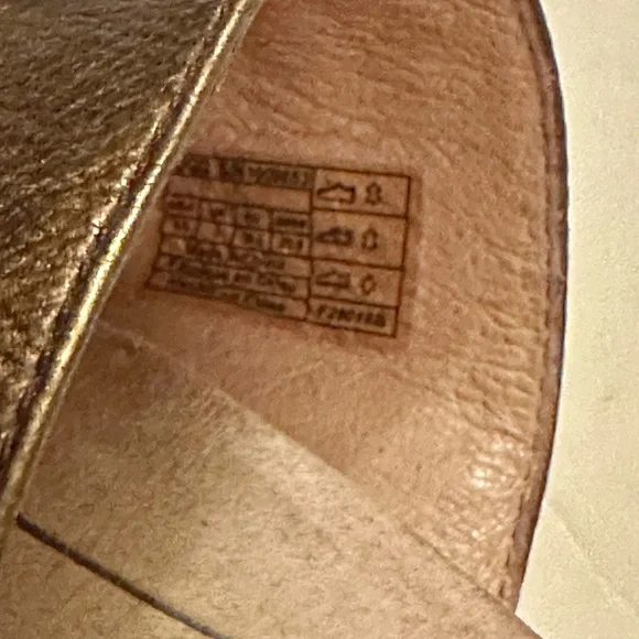 UGG Brielle Bronze Logo Sandals. Sz 8.5 - Picture 6 of 6